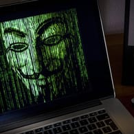 Besuch von Anonymous: Das Hackerkollektiv hat von der Partei "dieBasis" umfangreiche Daten zu den Mitgliedern erlangt.
