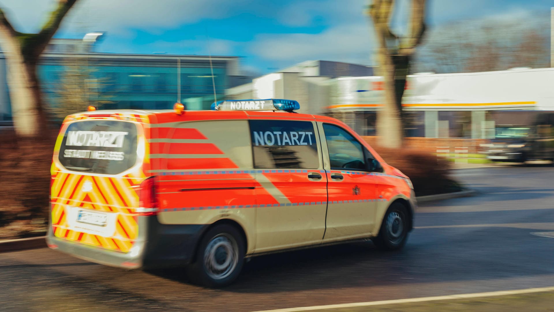 Ein Notarztwagen während der Fahrt (Symbolbild): Bei einem Unfall in Dortmund sind zwei Personen schwerverletzt worden.