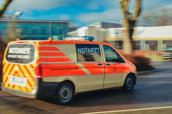Ein Notarztwagen während der Fahrt (Symbolbild): Bei einem Unfall in Dortmund sind zwei Personen schwerverletzt worden.