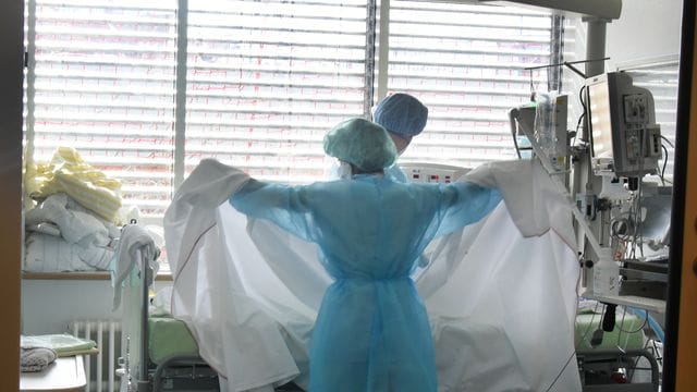 Auf der Covid-19-Station vom Universitätsklinikum Leipzig versorgen Intensivmediziner Patienten.