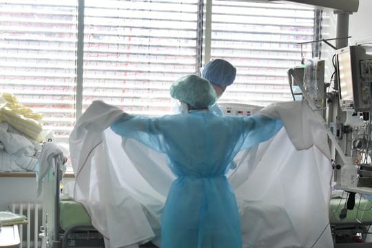 Auf der Covid-19-Station vom Universitätsklinikum Leipzig versorgen Intensivmediziner Patienten.