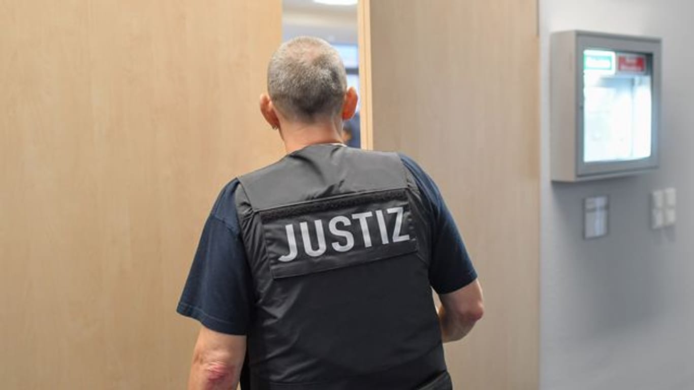 Ein Justizmitarbeiter schließt die Tür zu einem Verhandlungssaal (Symbolbild): Der Angeklagte hatte die Taten gestanden.