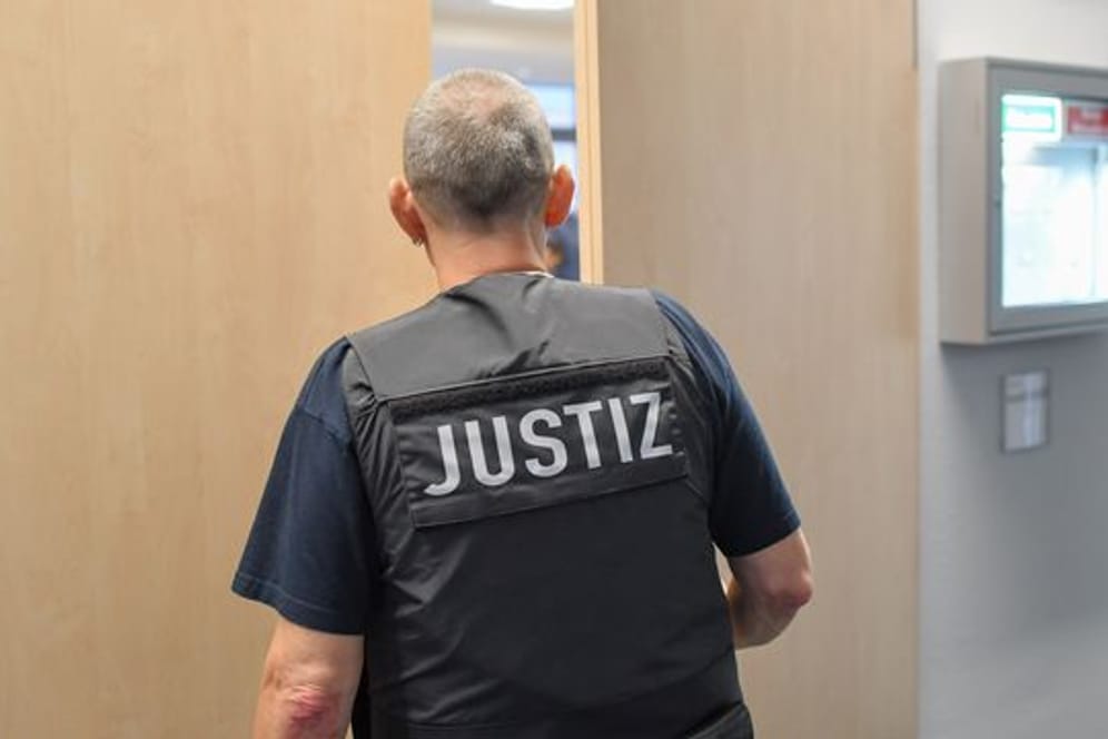 Ein Justizmitarbeiter schließt die Tür zu einem Verhandlungssaal (Symbolbild): Der Angeklagte hatte die Taten gestanden.