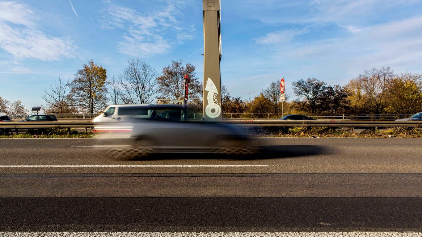 Ein Auto fährt mit hoher Geschwindigkeit (Symbolbild): Ein Hagener Fahranfänger war mit 108 km/h unterwegs.