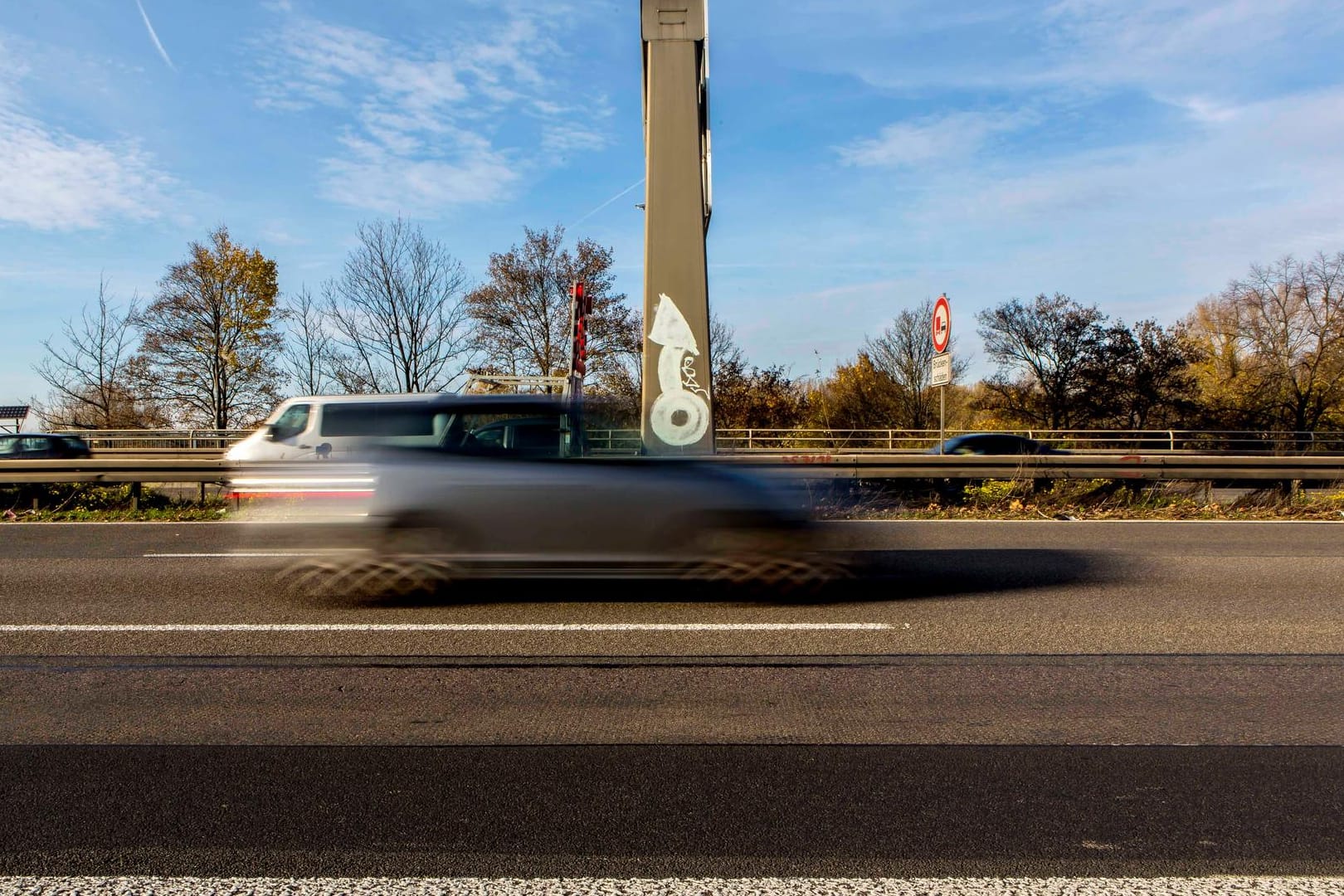 Ein Auto fährt mit hoher Geschwindigkeit (Symbolbild): Ein Hagener Fahranfänger war mit 108 km/h unterwegs.