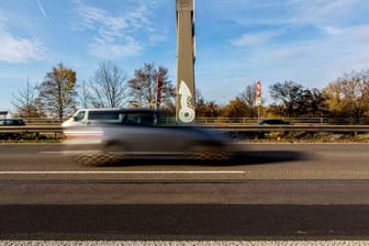 Ein Auto fährt mit hoher Geschwindigkeit (Symbolbild): Ein Hagener Fahranfänger war mit 108 km/h unterwegs.