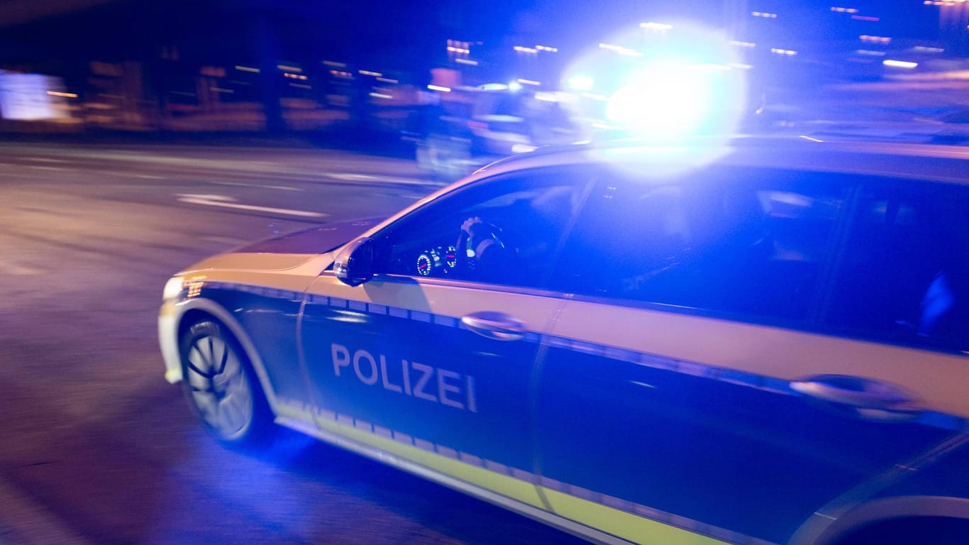 Ein Polizeiauto fährt mit Blaulicht: Bei seiner Flucht ist ein Autofahrer mit einem Einsatzwagen kollidiert.