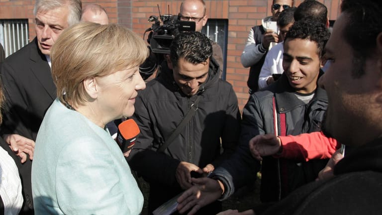 Angela Merkel: 2015 besuchte die Bundeskanzlerin eine Aufnahmeeinrichtung für Flüchtlinge.