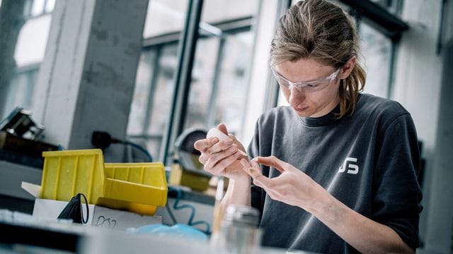 Maximilian Heider arbeitet in seiner Ausbildung zum technischen Modellbauer mit verschiedensten Materialien, wie etwa hier mit Acrylglas.