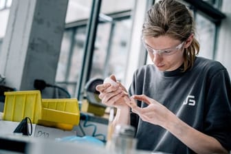 Maximilian Heider arbeitet in seiner Ausbildung zum technischen Modellbauer mit verschiedensten Materialien, wie etwa hier mit Acrylglas.