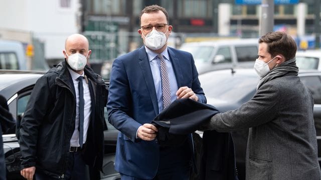 Jens Spahn (CDU, M), Bundesgesundheitsminister, kommt zur Eröffnung von einem Schnelltest-Zentrum eines dm-Drogeriemarktes vor der Mall of Berlin. Jens Spahn (CDU, M), Bundesgesundheitsminister, kommt zur Eröffnung von einem Schnelltest-Zentrum eines dm-Drogeriemarktes vor der Mall of Berlin.
