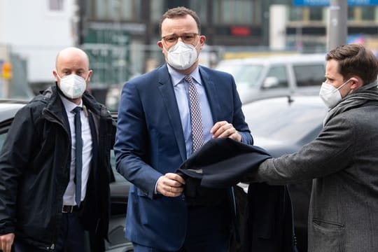 Jens Spahn (CDU, M), Bundesgesundheitsminister, kommt zur Eröffnung von einem Schnelltest-Zentrum eines dm-Drogeriemarktes vor der Mall of Berlin.