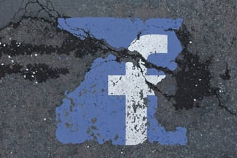 Ein rissiges Facebook-Symbol: In Irland wollen Verbraucherschützer Facebook mit einer Sammelklage verklagen