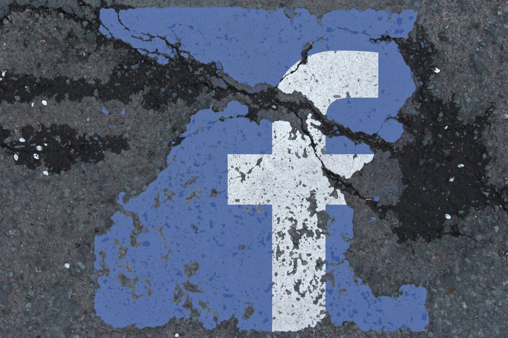 Ein rissiges Facebook-Symbol: In Irland wollen Verbraucherschützer Facebook mit einer Sammelklage verklagen