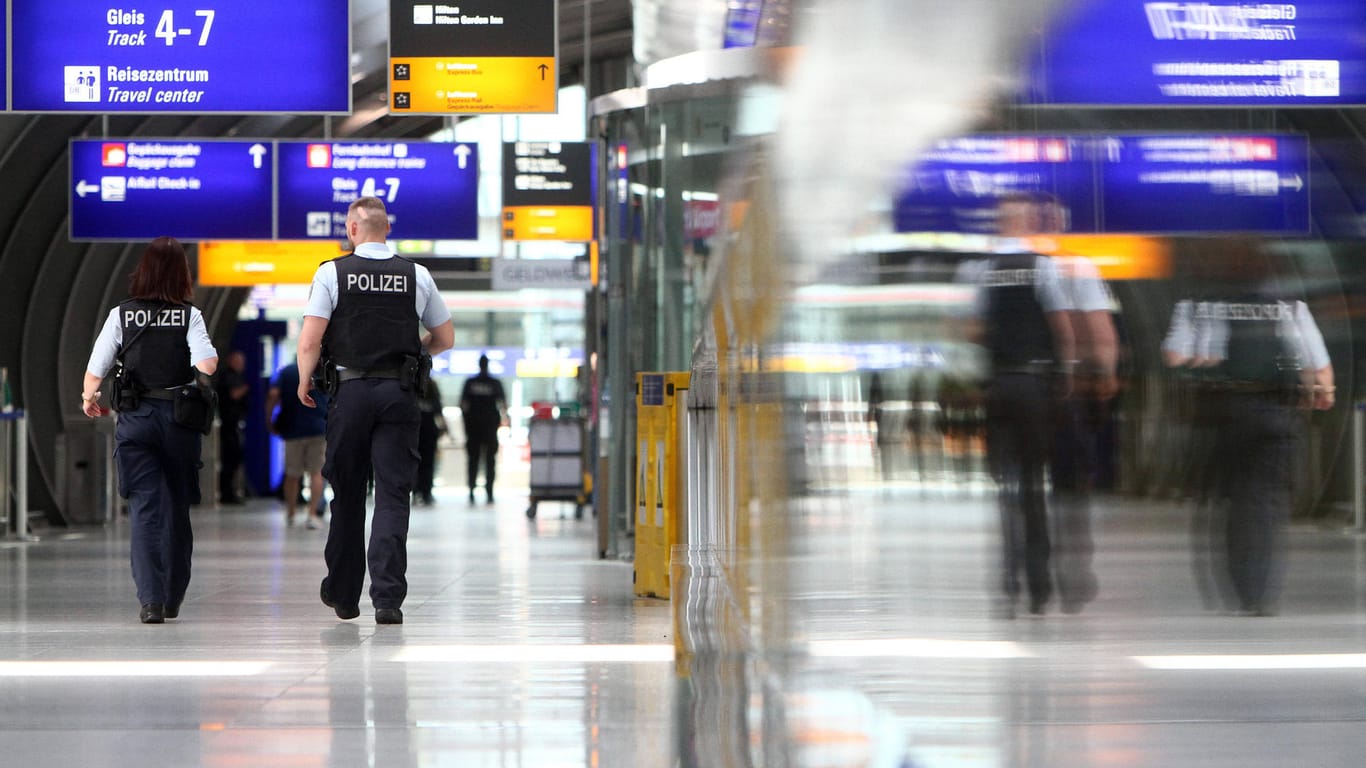 Bundespolizisten patrouillieren im Frankfurter Fernbahnhof (Symbolbild): Polizeibeamte überraschten ein Paar beim Geschlechtsverkehr.