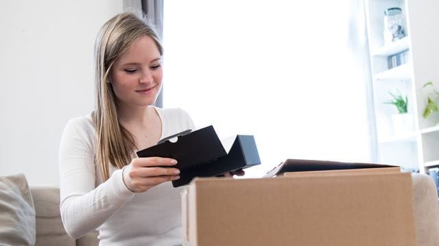 Bei Smartphones kein Problem: Wer dagegen die Originalverpackung eines 50-Zoll-TVs aufheben möchte, hat schnell ein Platzproblem. Bei Smartphones kein Problem: Wer dagegen die Originalverpackung eines 50-Zoll-TVs aufheben möchte, hat schnell ein Platzproblem.