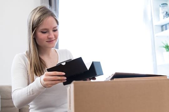 Bei Smartphones kein Problem: Wer dagegen die Originalverpackung eines 50-Zoll-TVs aufheben möchte, hat schnell ein Platzproblem. Bei Smartphones kein Problem: Wer dagegen die Originalverpackung eines 50-Zoll-TVs aufheben möchte, hat schnell ein Platzproblem.