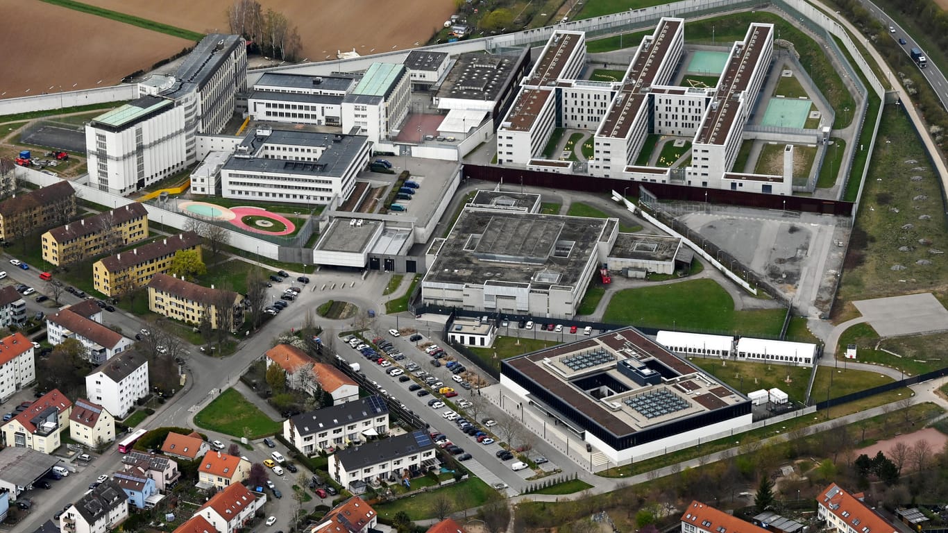 Die Justizvollzugsanstalt Stammheim mit dem neuen Gebäudekomplex des Oberlandesgerichts Stuttgart: Mehrere Personen wurden hier positiv auf Corona getestet.