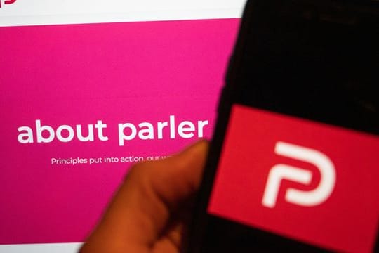 Die Plattform Parler sorgte für Kontroverse, weil sie Inhalte kaum reguliert.