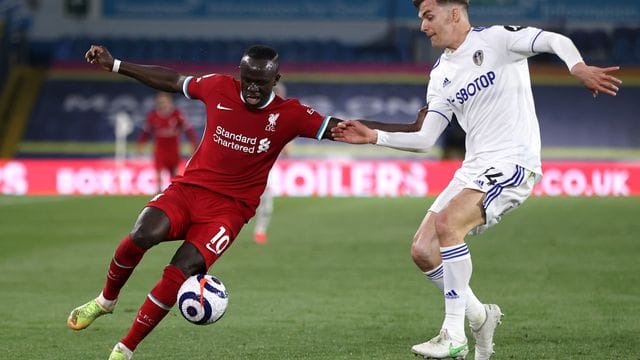 Liverpools Sadio Mané (l) im Zweikampf mit Leeds Uniteds Diego Llorente.