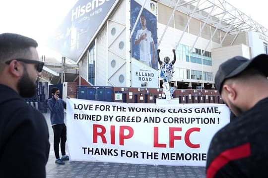 Fans protestierten vor dem Spiel von Leeds United gegen den FC Liverpool gegen die geplante Super League.