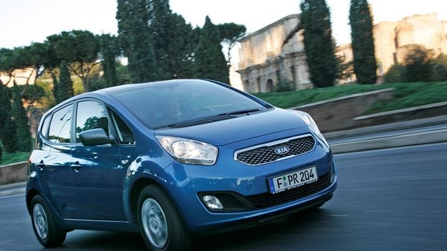 Möglichst viel Platz auf wenig Verkehrsfläche bieten Autos wie der Kia Venga.