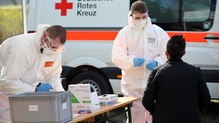 Coronatest beim Deutschen Roten Kreuz: Der bundesweite Inzidenzwert ist erstmals wieder gesunken.