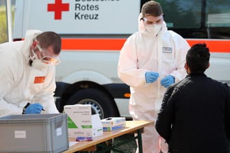 Coronatest beim Deutschen Roten Kreuz: Der bundesweite Inzidenzwert ist erstmals wieder gesunken.