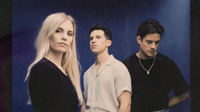 Hannah Reid (Gesang), Dan Rothman (Gitarre) und Dot Major (Drums, Electronics) sind London Grammar. Hannah Reid (Gesang), Dan Rothman (Gitarre) und Dot Major (Drums, Electronics) sind London Grammar.