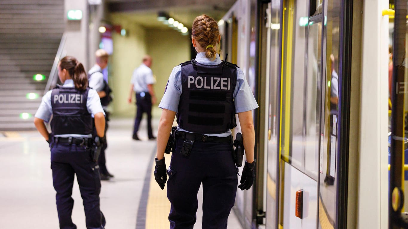Zwei Polizistinnen im Einsatz (Symbolbild): In Bremen hat ein 21-Jähriger zwei Beamtinnen verletzt.