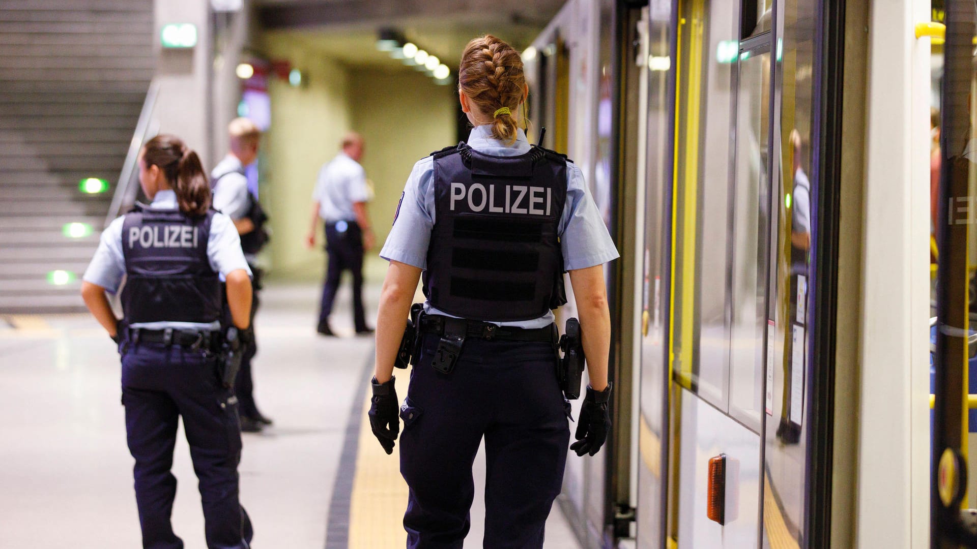 Zwei Polizistinnen im Einsatz (Symbolbild): In Bremen hat ein 21-Jähriger zwei Beamtinnen verletzt. Zwei Polizistinnen im Einsatz (Symbolbild): In Bremen hat ein 21-Jähriger zwei Beamtinnen verletzt.