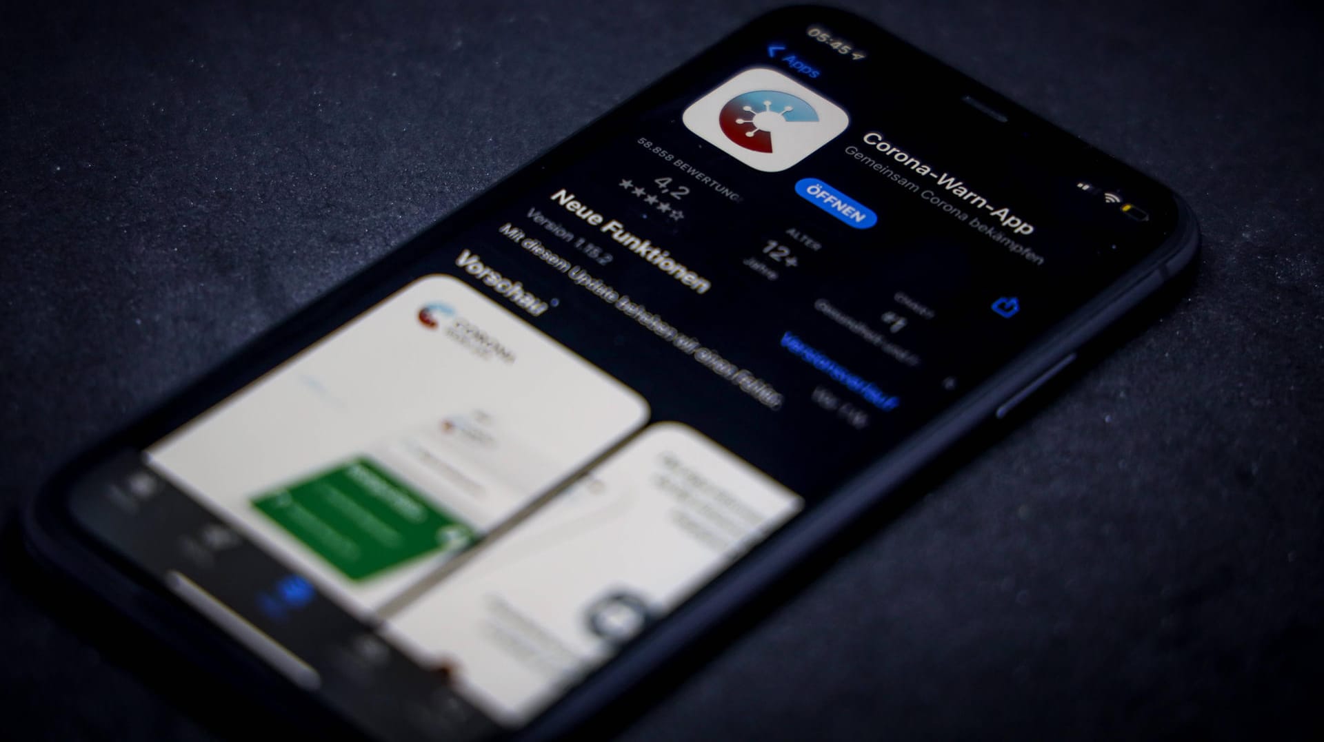 Corona-Warn-App im App Store: Die App zur anonymen Kontaktverfolgung erhält im zweiten Pandemiejahr weitere Funktionen.