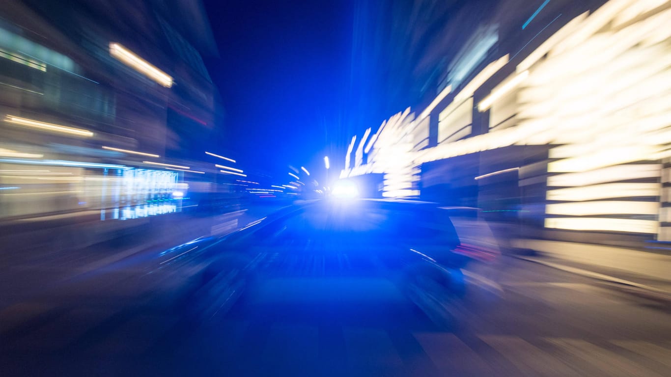 Ein Polizeiauto mit eingeschalteten Blaulicht (Symbolbild): In Berlin-Moabit ist eine männliche Leiche gefunden worden.