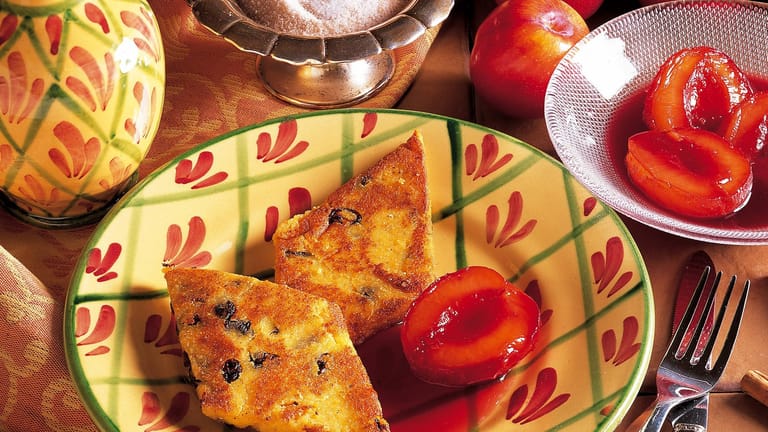 Polentaschnitten mit Pflaumenkompott: Auch als Nachspeise oder süße Hauptspeise eignet sich Polenta.
