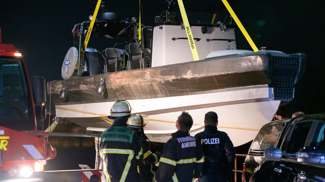 Ein Boot wird von einem Kran auf einen Anhänger verladen: Ein Speedboot des Spezialeinsatzkommandos (SEK) der Polizei Hamburg musste geborgen werden.