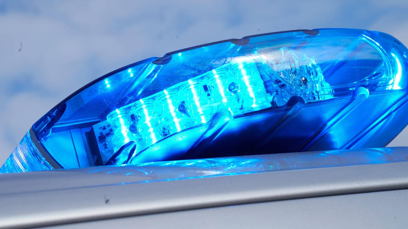 Ein Blaulicht auf einem Polizeiauto (Symboldbild): Nach dem Tod eines 19-Jährigen fordert die Anwältin der Familie die volllständige Aufklärung des Falles.