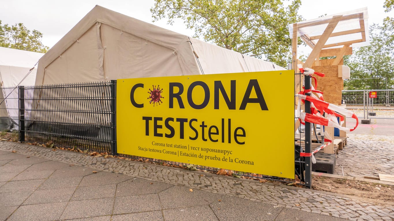 Corona-Teststelle des Deutschen Roten Kreuz (Symbolbild): Ein Zelt fing in der Nacht Feuer und wurde beschädigt.