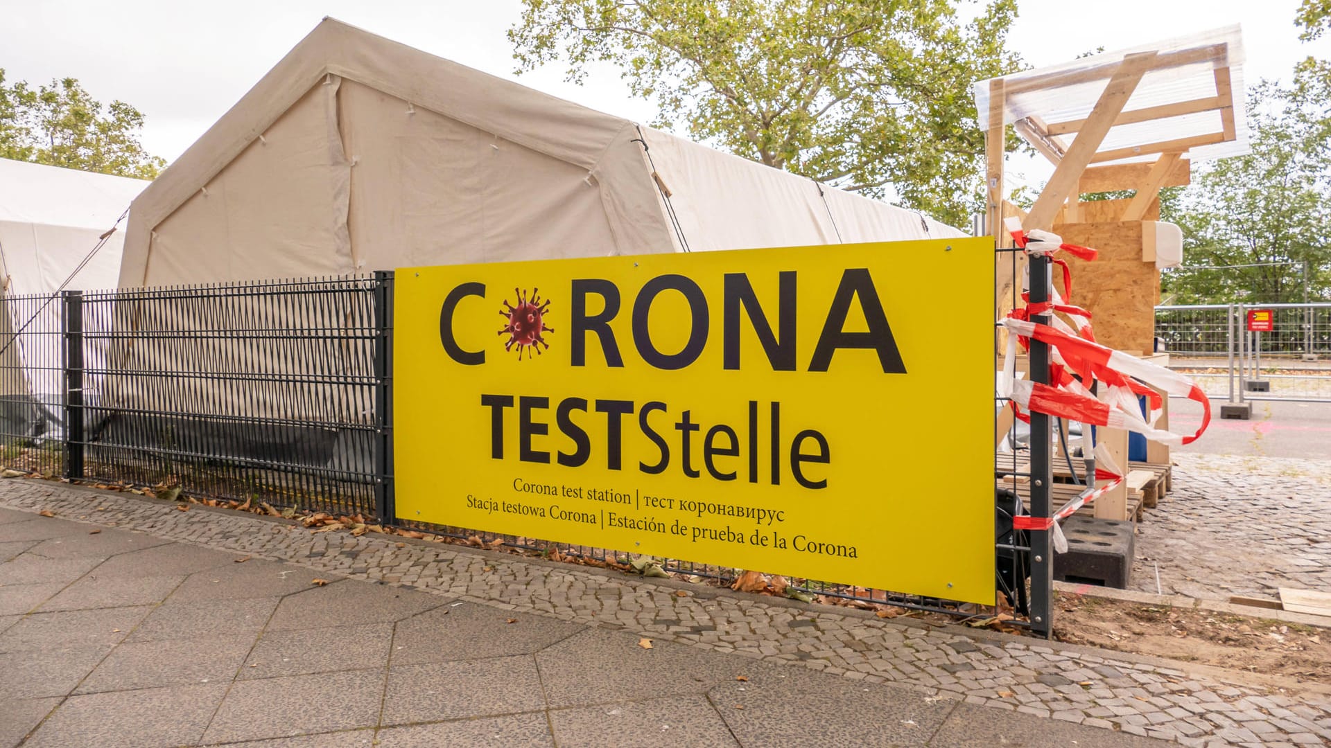 Corona-Teststelle des Deutschen Roten Kreuz (Symbolbild): Ein Zelt fing in der Nacht Feuer und wurde beschädigt. Corona-Teststelle des Deutschen Roten Kreuz (Symbolbild): Ein Zelt fing in der Nacht Feuer und wurde beschädigt.