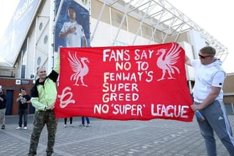 Fußball-Fans protestieren vor einem Spiel der Premier League: "Fans Say No To Fenway's Super Greed - No 'Super' League".