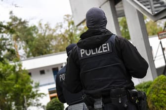 Polizisten bei einer Razzia (Symbolbild): In Rheinland-Pfalz und Hessen sind mehrere Objekte durchsucht worden.