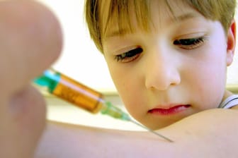 Kinderimpfung: Ein Gericht hat jetzt entschieden, dass auch die Mutter allein über Impfungen entscheiden darf.