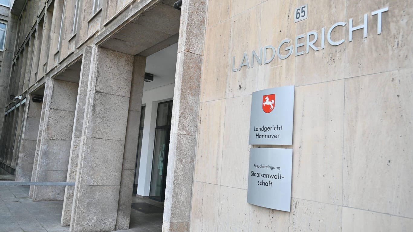 Das Landgericht in Hannover (Symbolbild): Ein Mann soll bei der illegalen Einreise aus der Türkei nach Deutschland geholfen haben.