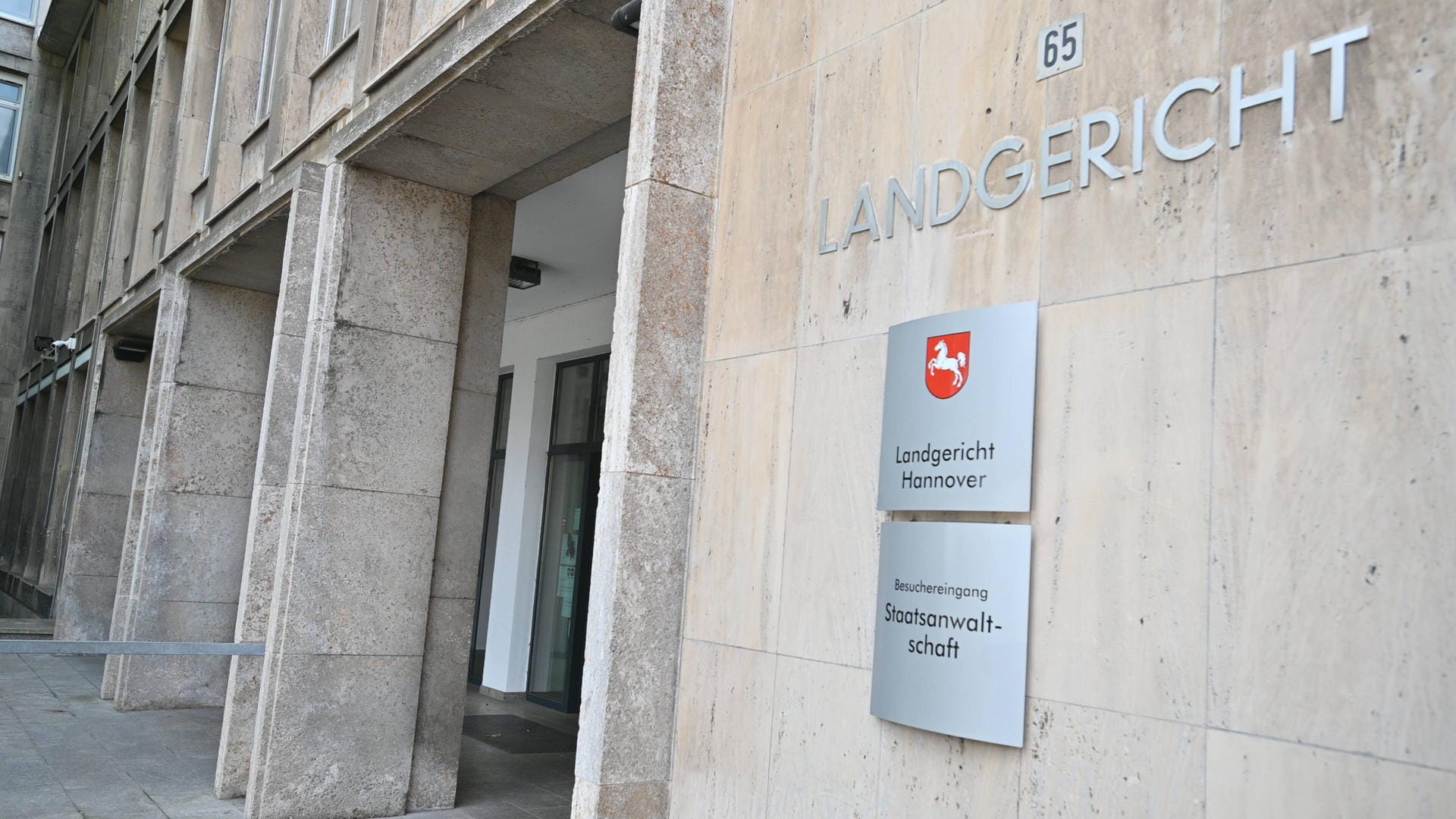 Das Landgericht in Hannover (Symbolbild): Ein Mann soll bei der illegalen Einreise aus der Türkei nach Deutschland geholfen haben. Das Landgericht in Hannover (Symbolbild): Ein Mann soll bei der illegalen Einreise aus der Türkei nach Deutschland geholfen haben.
