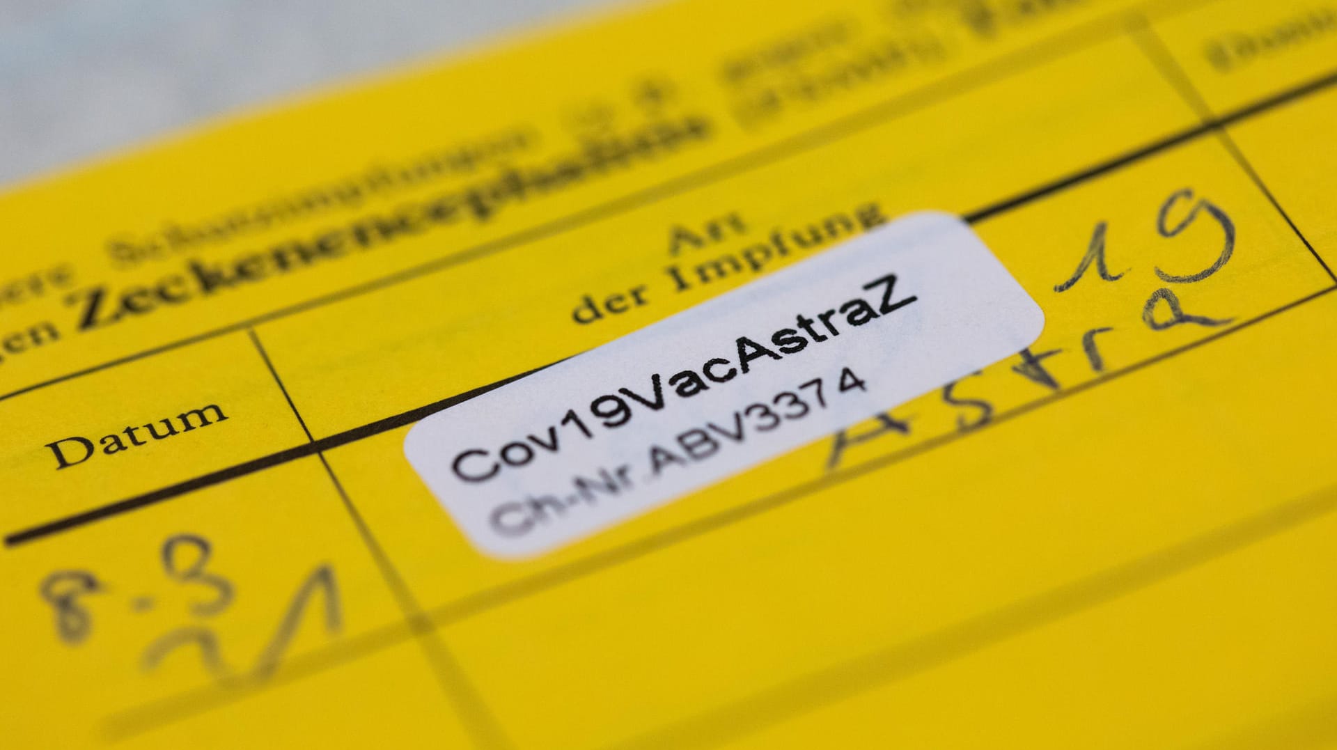 Ein Aufkleber mit der Aufschrift "Cov19VacAstraZ": Die Chargennummern sollten am besten geschwärzt werden.