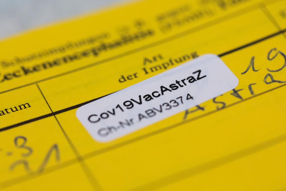 Ein Aufkleber mit der Aufschrift "Cov19VacAstraZ": Die Chargennummern sollten am besten geschwärzt werden.