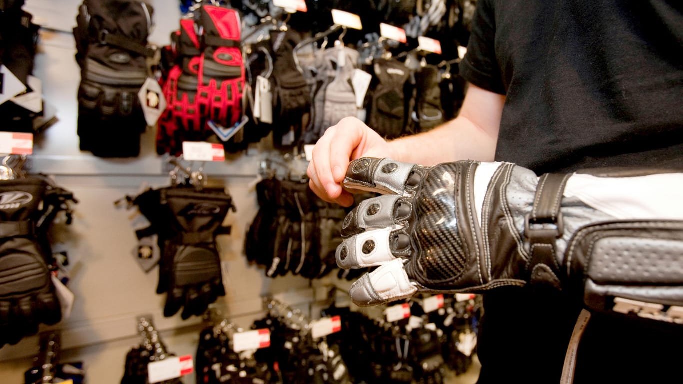 Motorradhandschuhe: Damit Finger und Hände bestmöglich geschützt sind, sollten Biker bei ihrer Sicherheitsausrüstung nicht geizen.