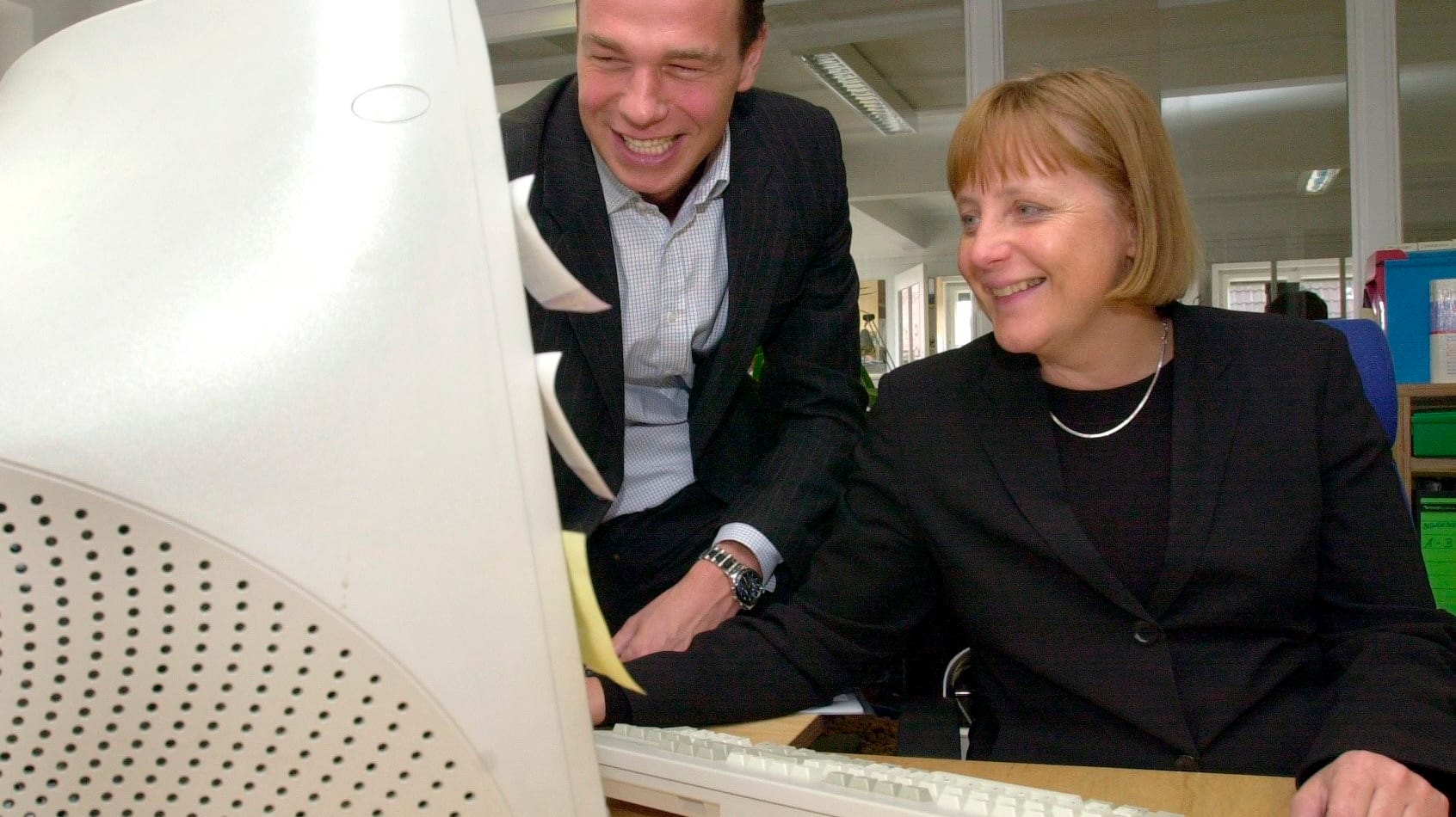 Ist sie schon drin? Die damalige CDU-Vorsitzende Angela Merkel beim Yahoo-Besuch. Die Politik habe Nachholbedarf im Umgang mit dem Internet, sagte sie 2001.