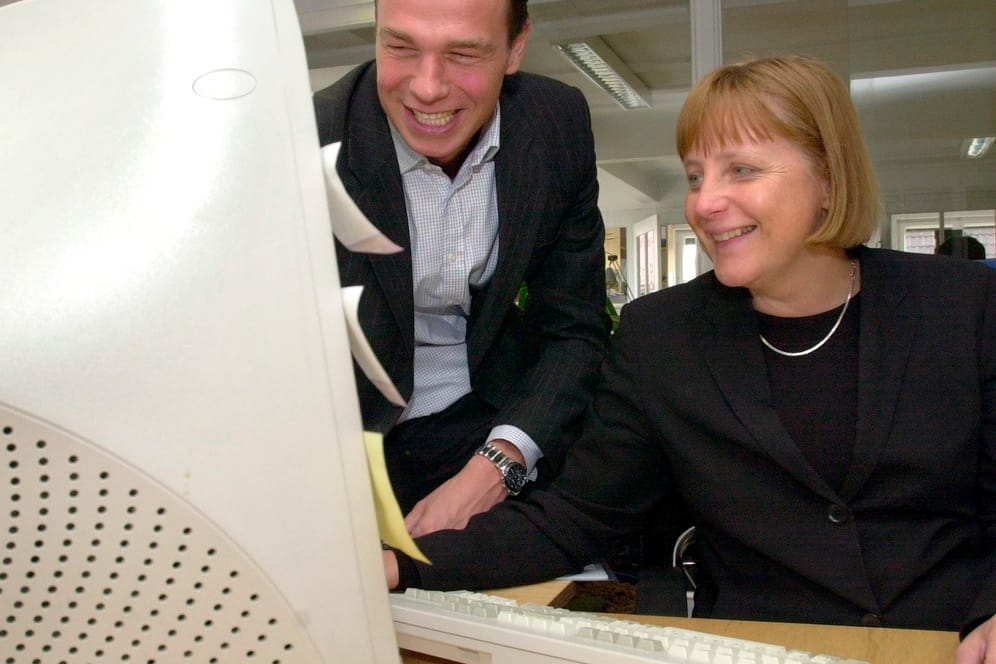 Ist sie schon drin? Die damalige CDU-Vorsitzende Angela Merkel beim Yahoo-Besuch. Die Politik habe Nachholbedarf im Umgang mit dem Internet, sagte sie 2001.