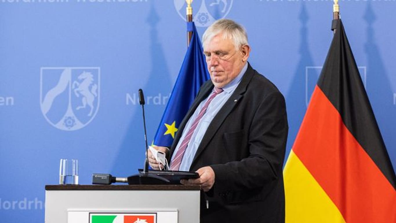 Karl-Josef Laumann (CDU), Gesundheitsminister von Nordrhein-Westfalen, kommt zu einer Pressekonferenz (Archivbild): Die Jahrgänge 1950/51 und dessen Lebenspartner können nun einen Impftermin anmelden.