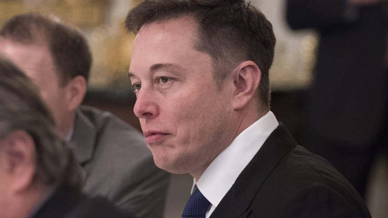 Elon Musk: Ein Crash, bei dem ein Tesla mit zwei Insassen gegen einen Baum prallte, wird durch einen Tweet des Tesla-Chefs nun noch ein Stück rätselhafter.